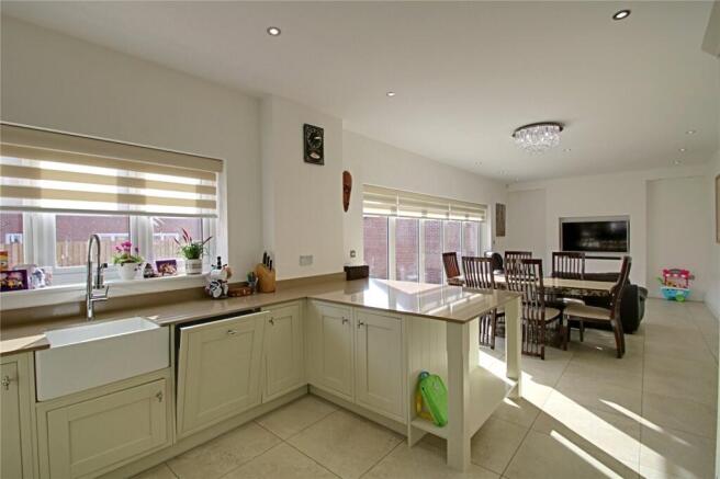 5 bed Detached for sale Image 8
