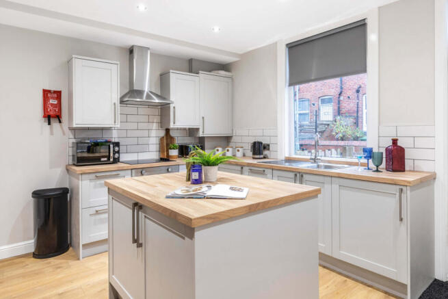 6 bed House to rent Image 10