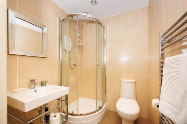 5 bed Detached for sale Image 11