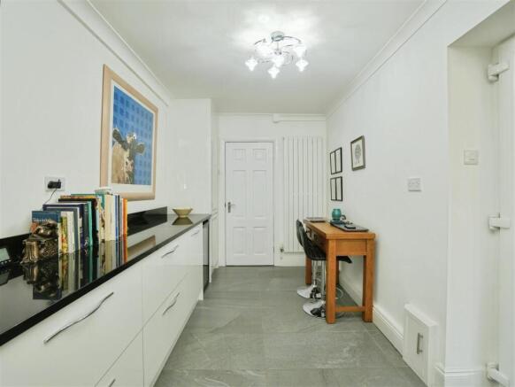 5 bed Detached for sale Image 11