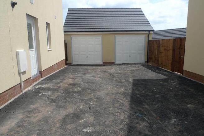 GARAGE & DRIVEWAY