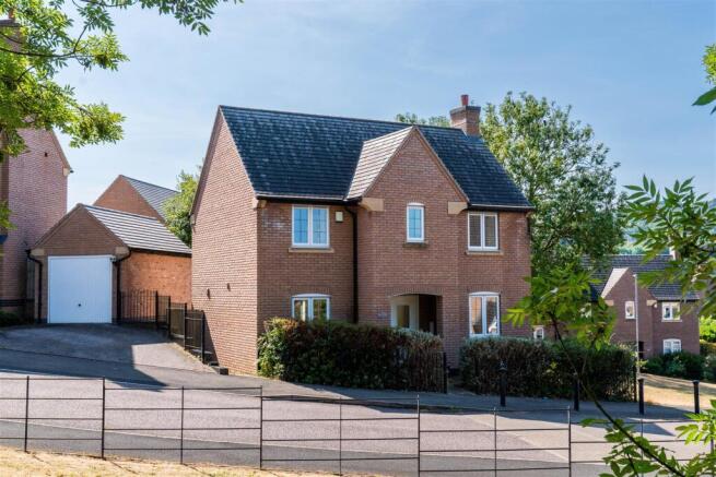 3-bed detached on Morledge, Matlock, DE4 3SB, £375,000