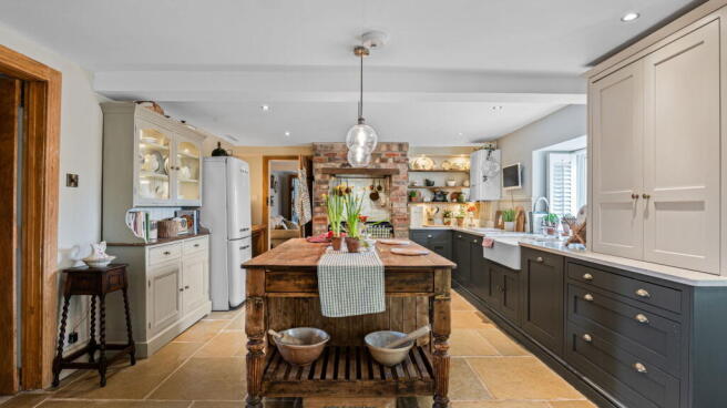 5 bed Detached for sale Image 5