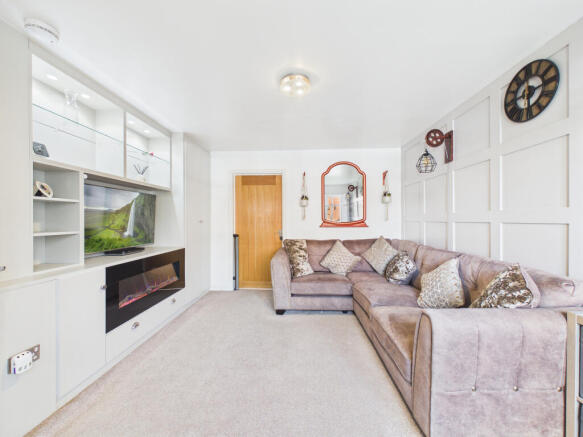 CAM01984G0-PR0560-STILL015