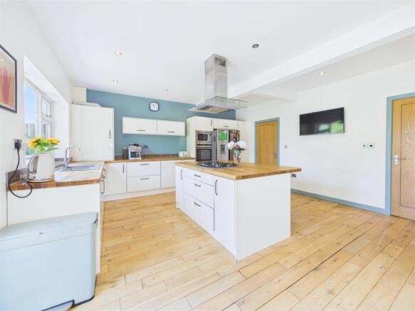 5 bed House for sale Image 11