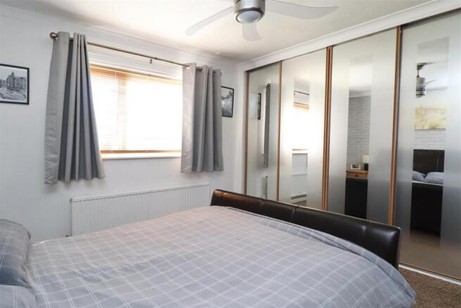 4 bed House for sale Image 12