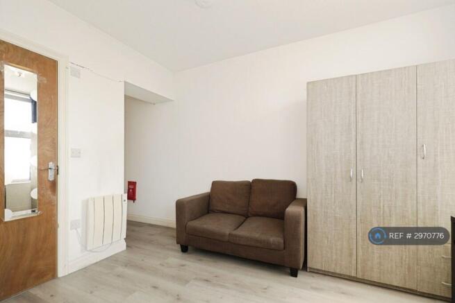 Studio to rent Image 4