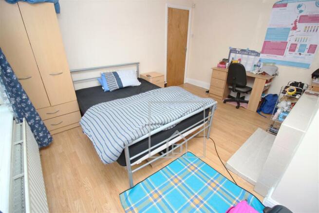 5 bed House to rent Image 5