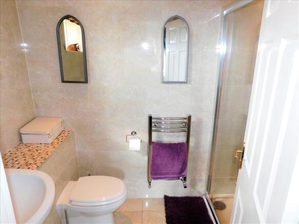 EN-SUITE SHOWER ROOM WC
