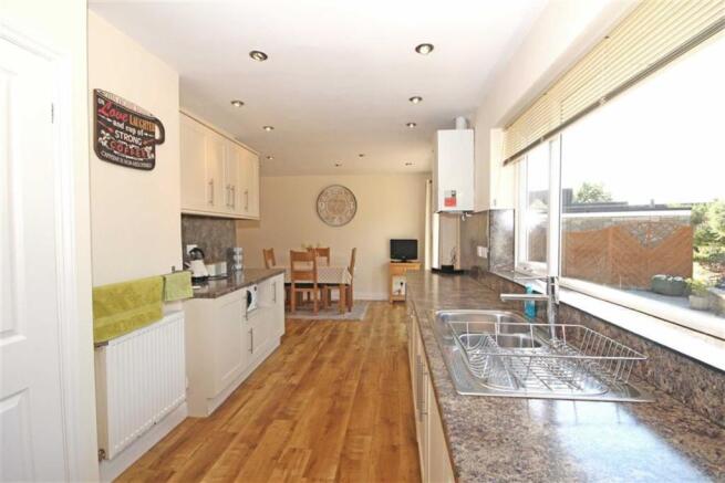 KITCHEN/DINING ROOM