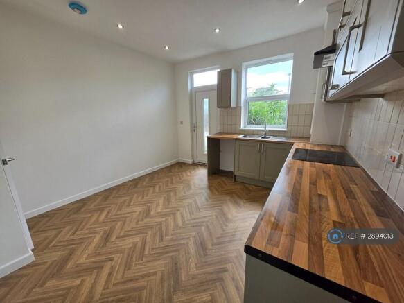 2 bed Terraced to rent Image 5