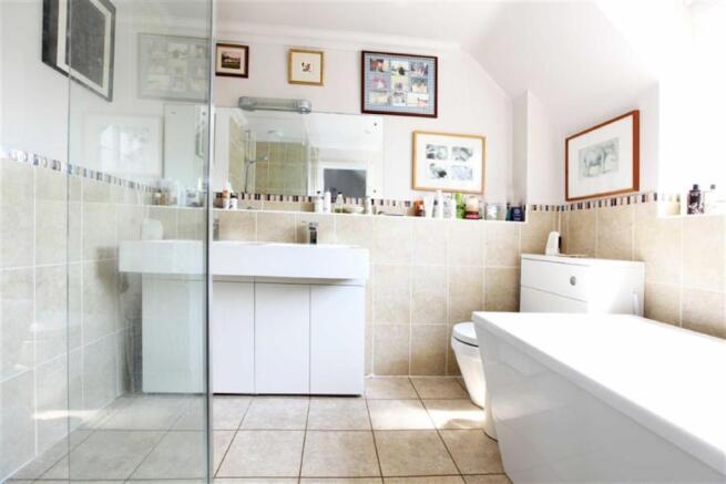 EN-SUITE BATHROOM