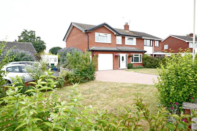 Large Front Garden & Driveway