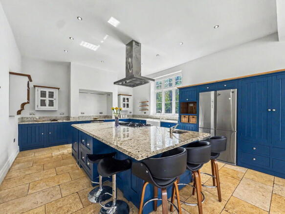 5 bed Detached for sale Image 9