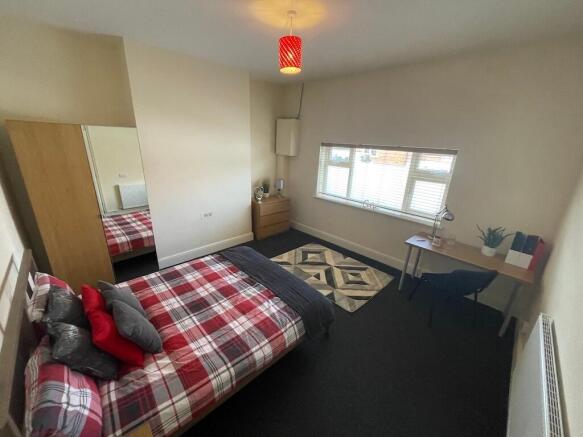 Bright, well-presented double bedroom with a co...
