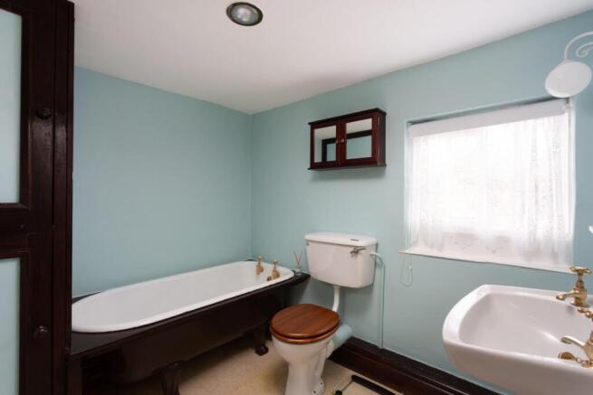 4 bed House for sale Image 12