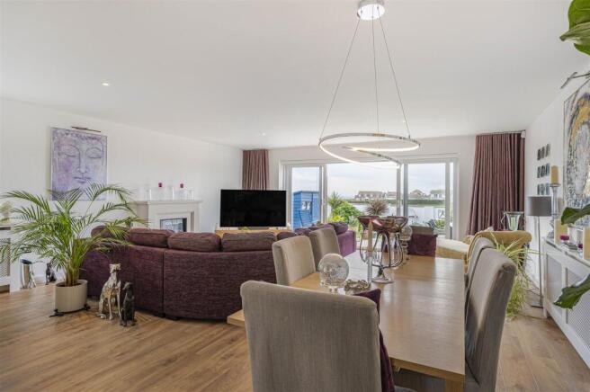 Lounge / Dining Room