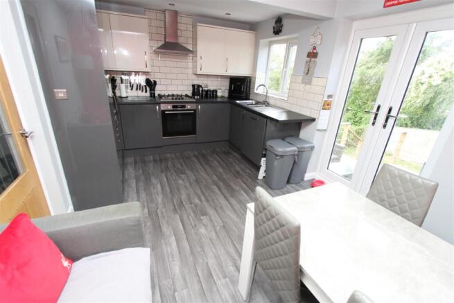 3 bed Semi-Detached for sale Image 6