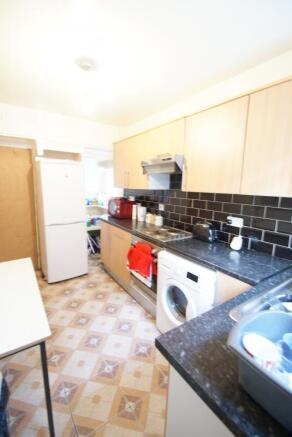 5 bed Semi-Detached to rent Image 5