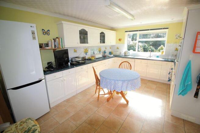 KITCHEN / BREA...