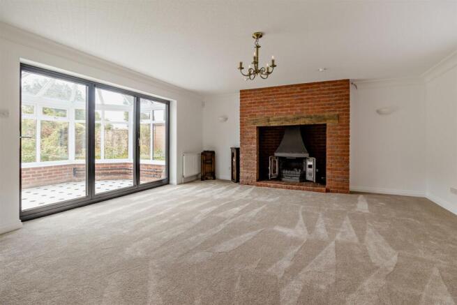 5 bed Detached for sale Image 11