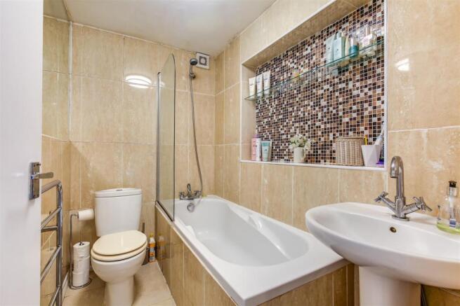 13 - Bathroom.jpg
