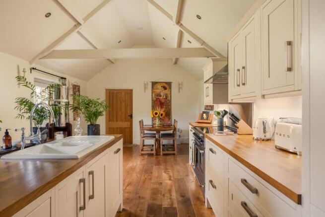 5 bed Detached for sale Image 10