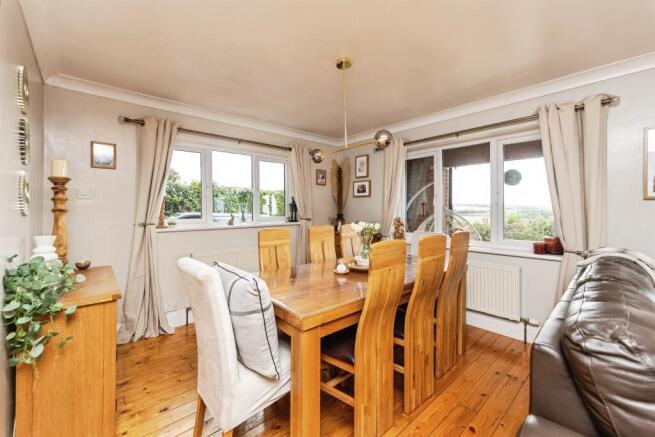 5 bed Detached for sale Image 7