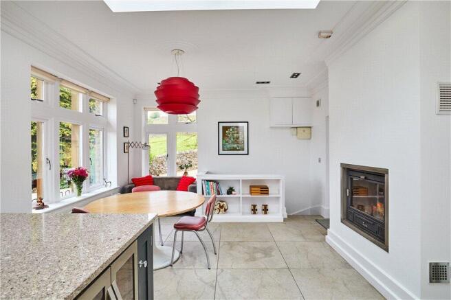 5 bed Detached for sale Image 3