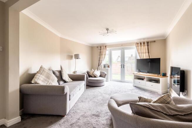 1 Wimbourne Drive living room1b.jpg