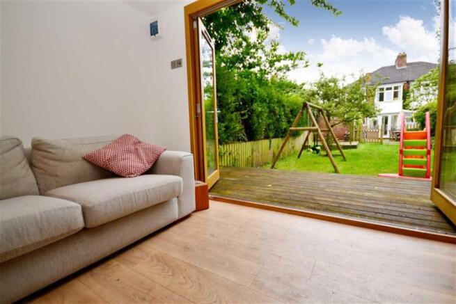 SUMMER HOUSE/ OFFICE TO REAR GARDEN