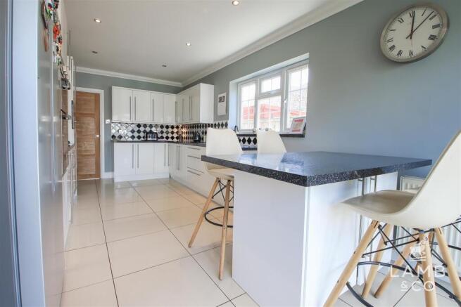 KITCHEN/BREAKFAST ROOM
