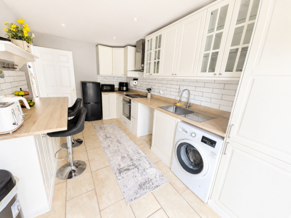 5 bed Detached to rent Image 4