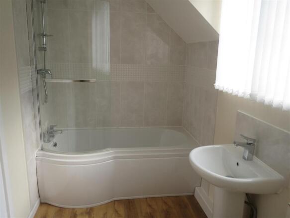 Bathroom 2 .JPG