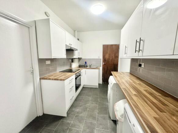 3 bed House to rent Image 5
