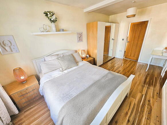 5 bed Semi-Detached for sale Image 9