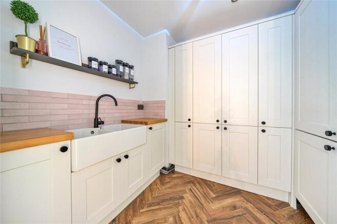 6 bed Detached for sale Image 10
