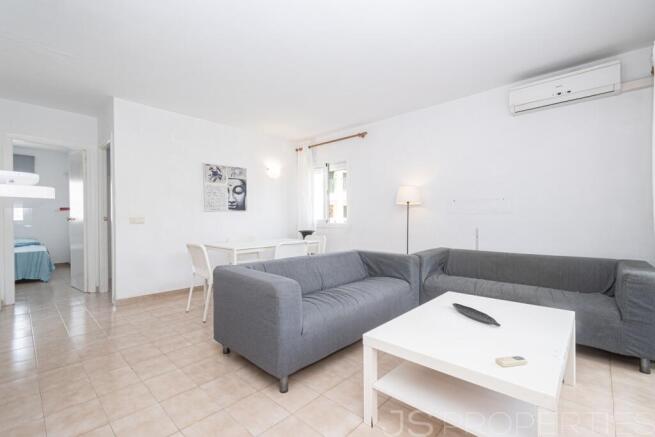 Apartment for sale in Puerto Pollensa with an excellent location, close to the beach and ready to move into.