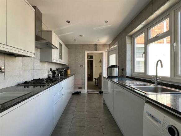5 bed Semi-Detached for sale Image 6
