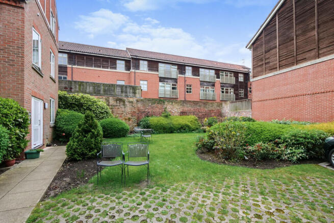 2 bed Apartment to rent Image 4