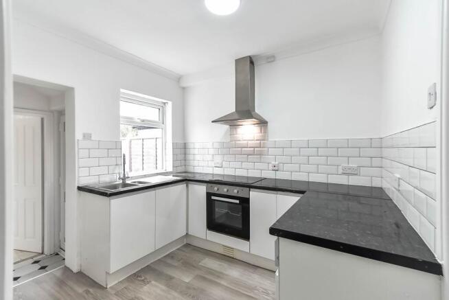 2 bed Terraced to rent Image 4