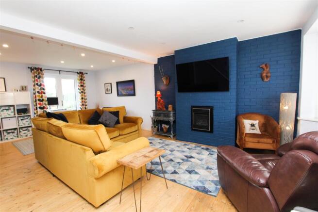 LIVING ROOM.jpg