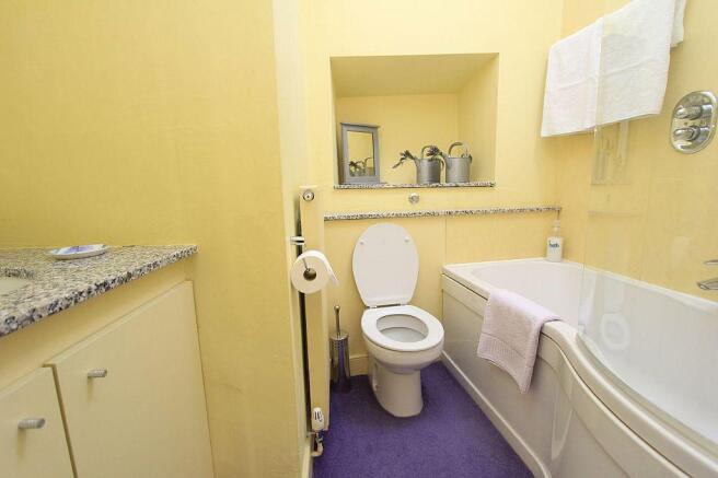 Bathroom en suite to Bedroom 1