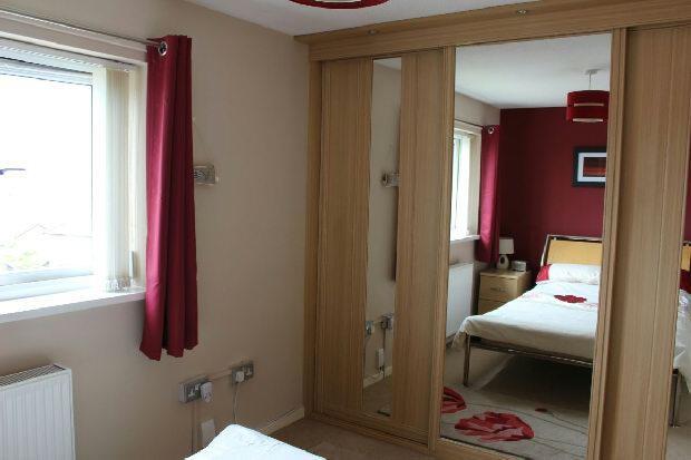 Bedroom 1 pic 2