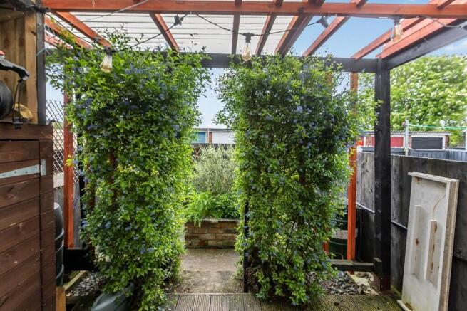 2 bed Terraced to rent Image 8