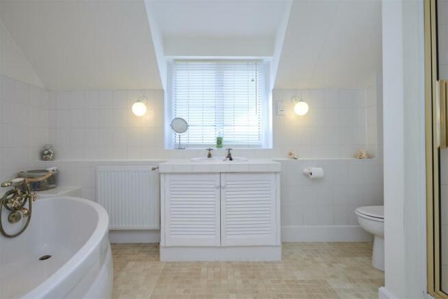 EN-SUITE BATHROOM