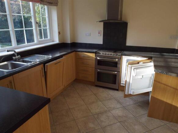 BREAKFAST/KITCHEN: