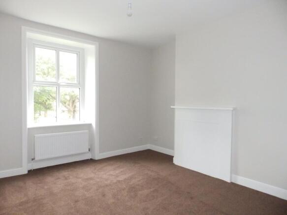 4 bed House to rent Image 5