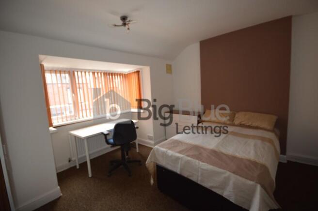 3 bed House Share to rent Image 9
