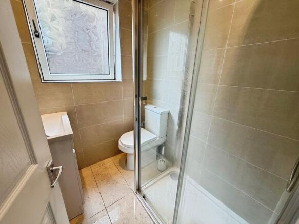 5 bed Detached for sale Image 9